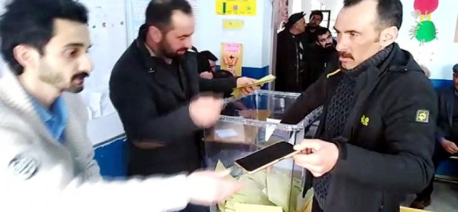 Kars'ta bir kişi, oy kullanırken cep telefonunu seçim sandığına düşürdü #Seçim2019