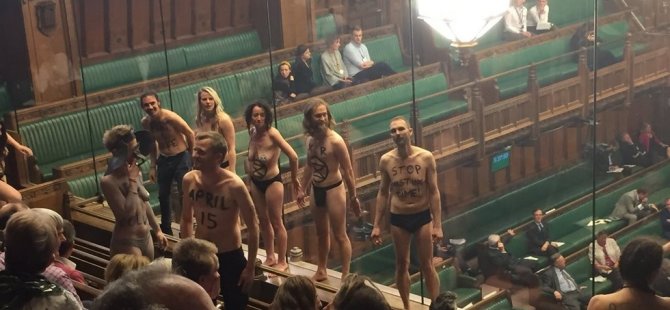 İngiltere Parlementosu'nda çıplak eylem
