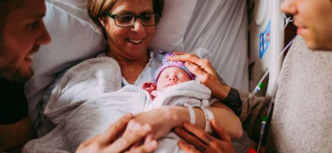 Nebraska'da bir anne eşcinsel oğlu için taşıyıcı anne oldu, torununu doğurdu
