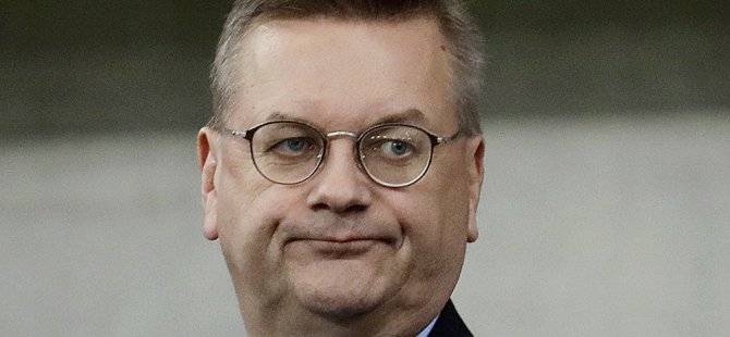 Almanya Futbol Federasyonu Başkanı'nı 'kol saati' götürdü