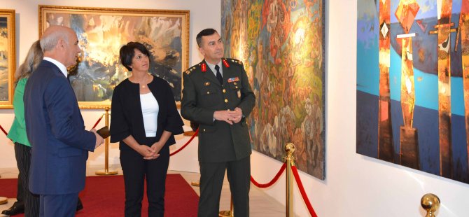 Tümgeneral Yılmaz Yıldırım ve eşi Yakın Doğu Üniversitesinde açık bulunan 4 sergi ile Kıbrıs Modern Sanat Müzesi ve Kıbrıs Araba Müzesi’ni ziyaret etti