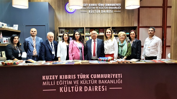 Kültür Bakanı Özyiğit İzmir kitap fuarında