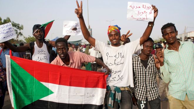 Sudan'da darbe: Protestocular ordunun ilan ettiği sokağa çıkma yasağına karşı çıkıyor