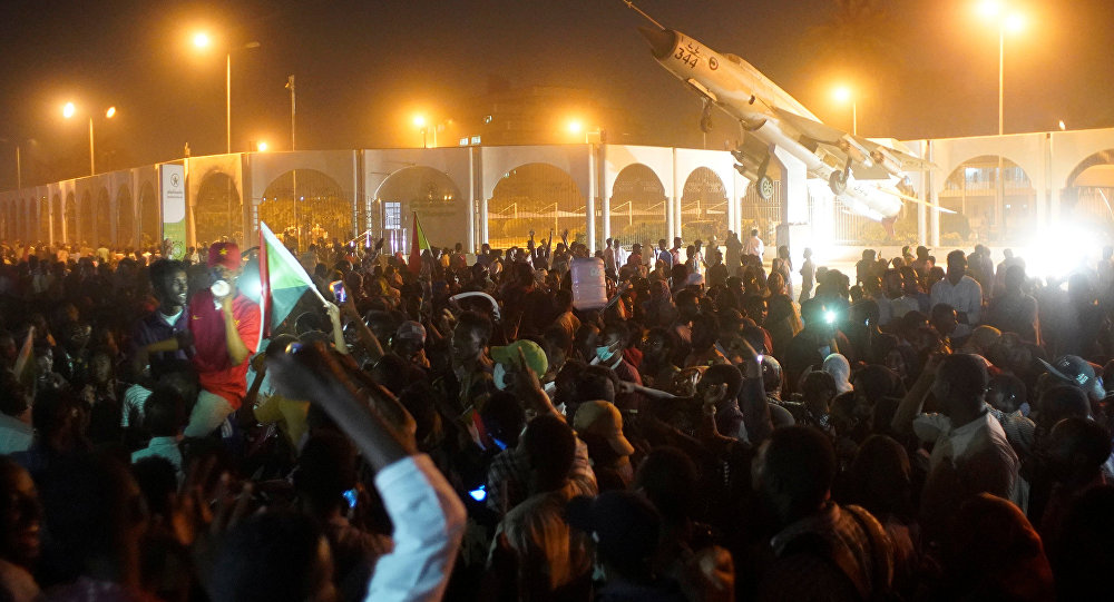 Sudan’da binlerce kişi, askerlerin kararlarını protesto ediyor