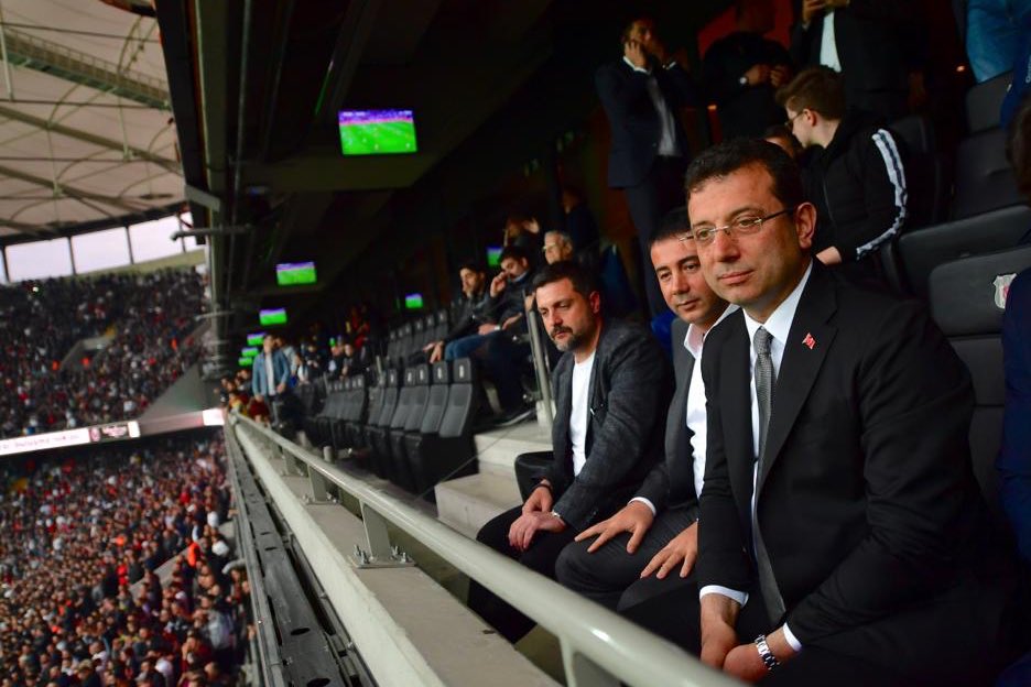 Beşiktaşlı taraftarlar, Ekrem İmamoğlu'nu "Mazbatayı verin" tezahüratıyla karşıladı