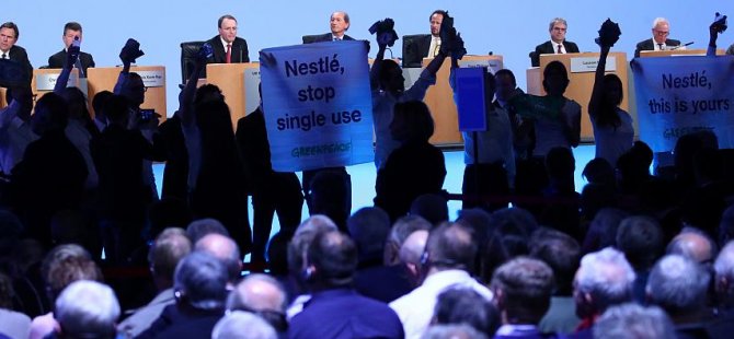 Greenpeace, Nestle toplantısını bastı: Tek kullanımlık plastik üretimini durdurun