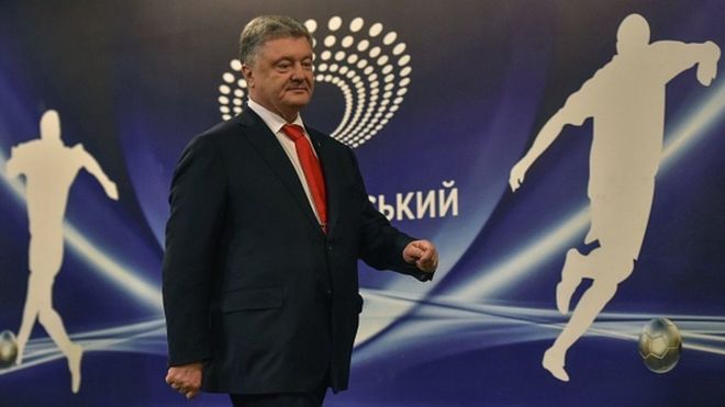 Ukrayna'da seçim: Poroşenko televizyon tartışması için stada gitti, rakibi gelmeyince tek başına miting düzenledi