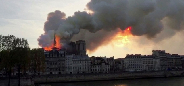 850 Yıllık Tarihi Notre Dame Katedrali'nde Yangın! (VİDEO)