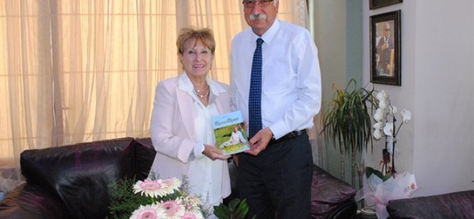 Eğitimci Yazar Ayşe Tural “Yaşamın Büyüsü “ adlı kitabını Güngördü’ye takdim etti