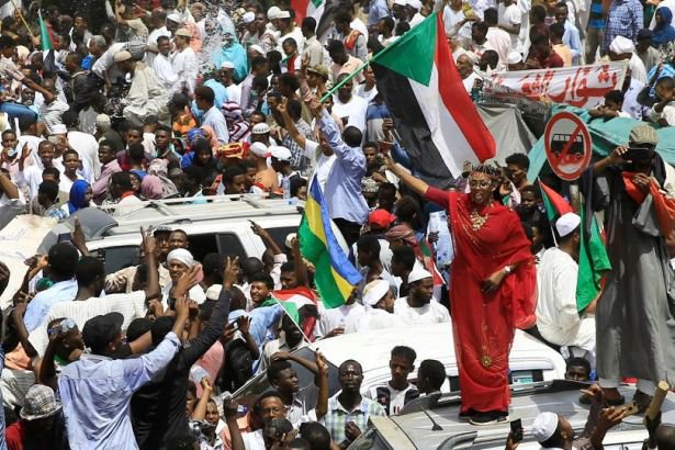 Sudan'da protestocular Askeri Geçiş Konseyi ile diyaloğu kesti