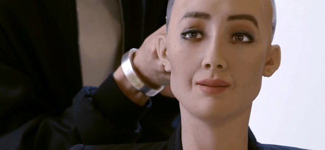 Dünyanın vatandaşlık alan ilk insansı robotu Sophia güney Kıbrıs’a geliyor