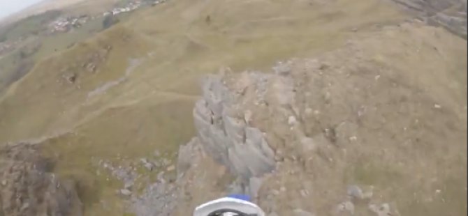 15 metrelik kayadan uçuruma yuvarlanan motorcu kendi düşüşünü çekti (Video)