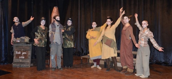 "Ayak Bacak Fabrikası" oyunu yarın akşam Lefkoşa’da son kez sahneleniyor