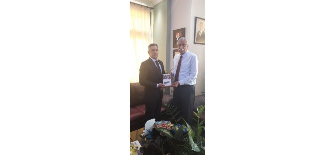 Tomgüsehan Sırlar Adası kitabını Girne Belediye Başkanı Güngördü’ye takdim etti
