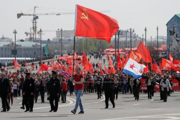 Moskova'da 1 Mayıs: En az 100 bin kişi katıldı