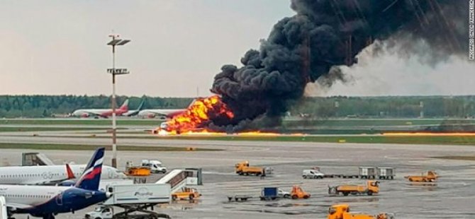 Rus yolcu uçağı acil iniş yaptığı sırada alev aldı