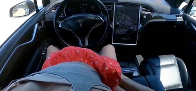 Tesla'yı otomatik pilota aldılar, seyir halindeyken porno çektiler