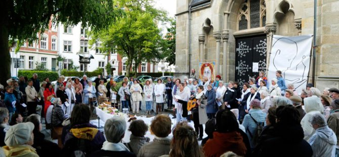Almanya’da kadınlar ‘kilise grevi’ başlattı
