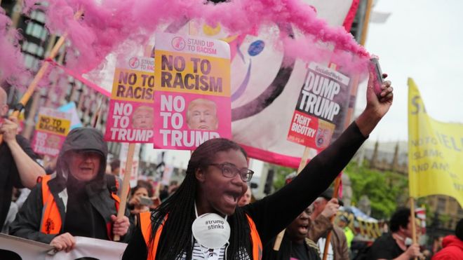 Trump, İngiltere Başbakanı May'le basın toplantısında protesto edildiği gösteriler için 'sahte haber' dedi