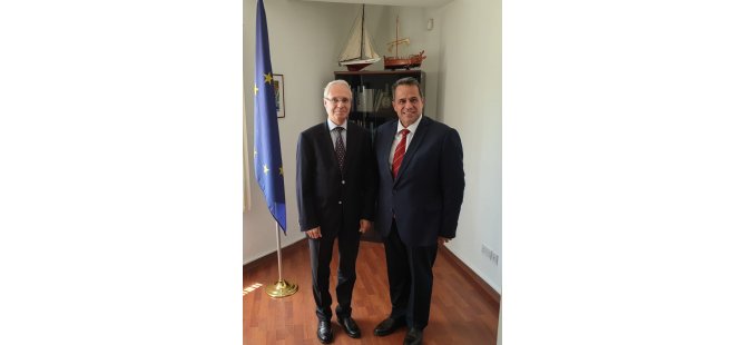 YDÜ'de düzenlenen Uluslararası Kıbrıs Konferansı’nda yapilan bildiriler İtalyan Büyükelçi’ye sunuldu