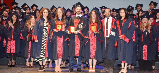 Yakın Doğu Üniversitesi Diş Hekimliği Fakültesi mezunları diplomalarını aldılar
