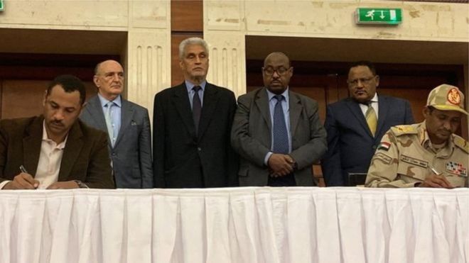 Sudan'da darbe: Ordu ile siviller geçici ortak yönetimde anlaştı