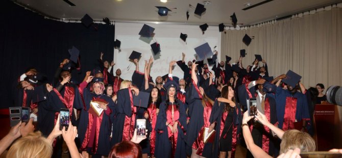 Yakın Doğu Üniversitesi İletişim Fakültesi mezunları diplomalarını aldı