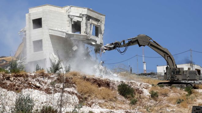 İsrail tartışmalı duvar yakınındaki köyde Filistinlilerin evlerini yıkıyor