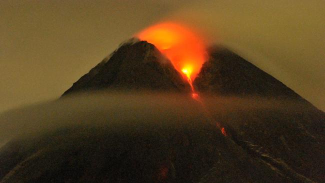 Endonezya'da yanardağ patladı: 5 ölü