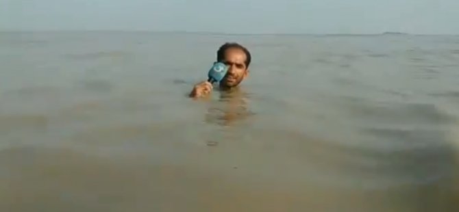 Pakistanlı muhabir sel içinde haber sundu: Sadece kafası ve mikrofonu görünüyor (Video)