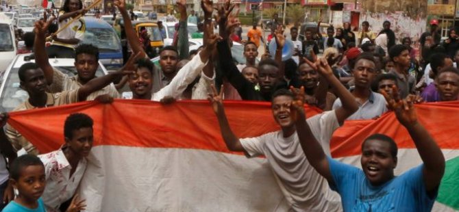 Sudan: Askeri konsey ve muhalifler üç yıllık geçiş dönemi üzerine anlaştı