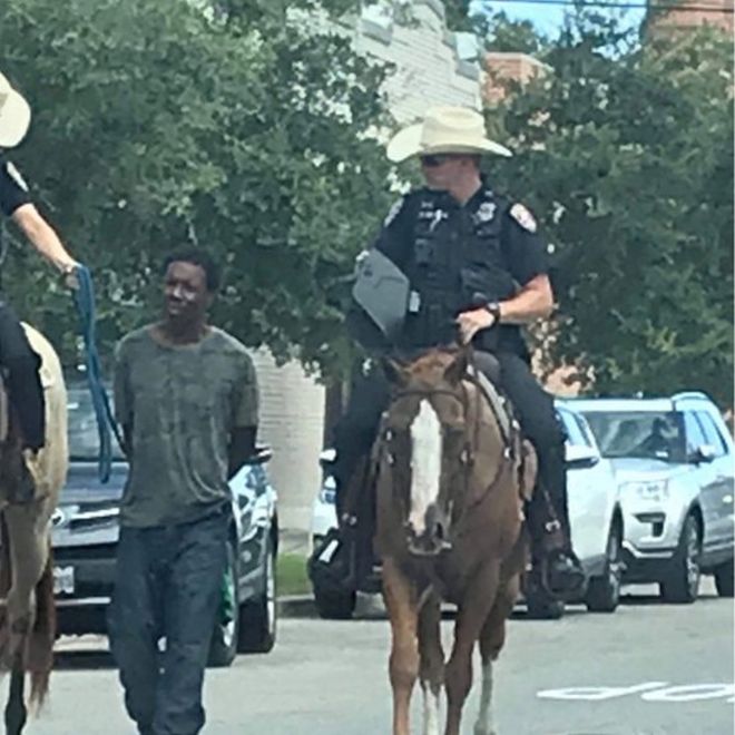 Siyah bir adamı bağlayarak yürüten Teksas polisi özür diledi