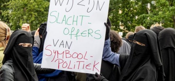 Hollanda'da burka ve peçe yasağı protesto edildi