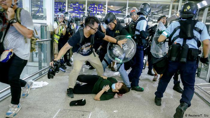 Hong Kong havalimanında göstericilere polis müdahalesi