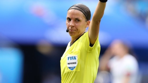 Stephanie Frappart: Liverpool-Chelsea Süper Kupa finalini yöneterek tarihe geçecek kadın hakem