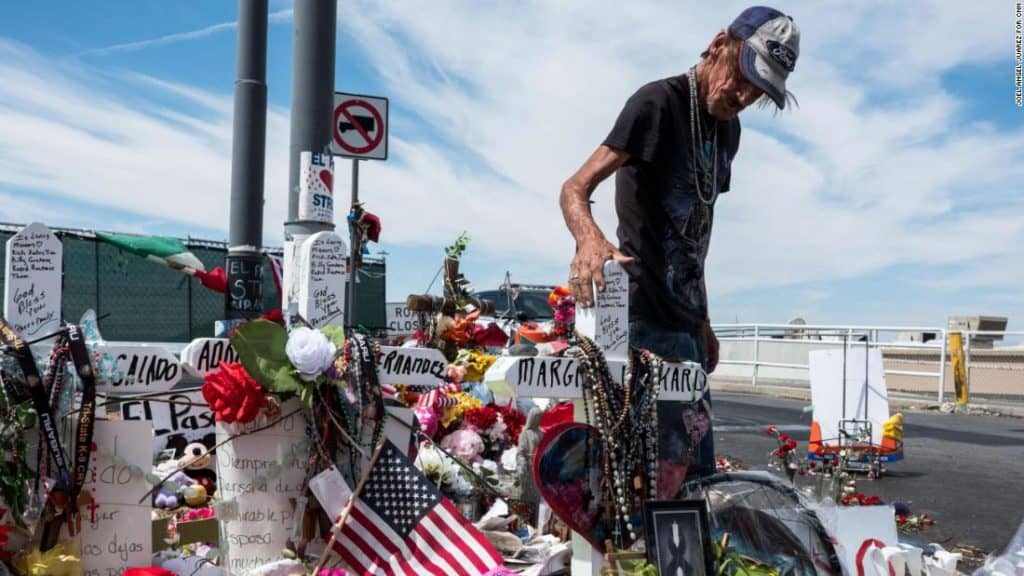 El Paso saldırısında eşini kaybeden adam, ‘ailesi olmadığı için’ cenazeye kent halkını çağırdı