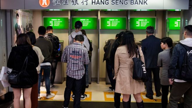 Hong Kong'da protestolar: Çin'i protesto eden eylemciler ATM ve bankalardan paralarını çekiyor