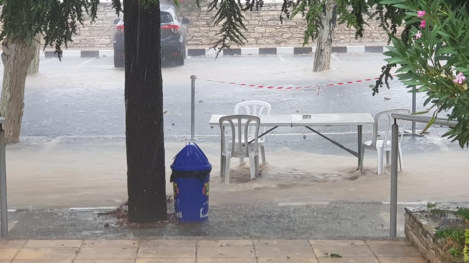 Trodos'ta şiddetli yağış hayatı felç etti 