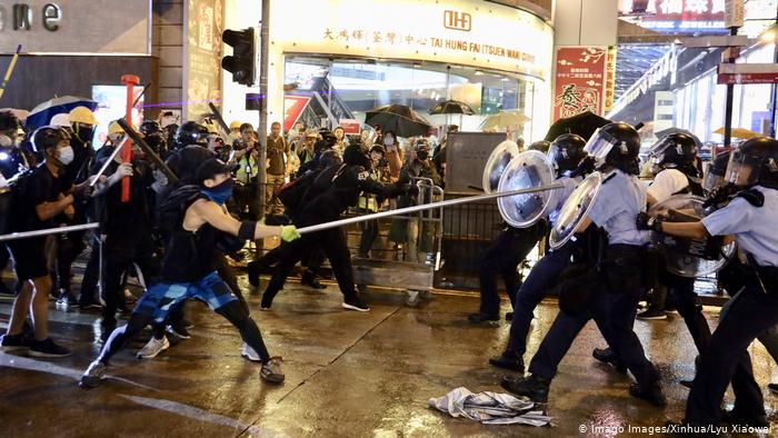 Hong Kong polisi ilk kez silah ve TOMA kullandı