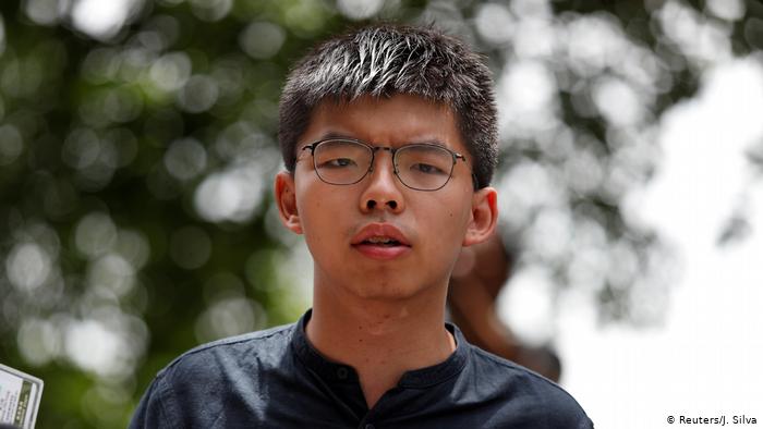 Hong Kong'un 'Şemsiye Devrimi' lideri serbest bırakıldıHong Kong'un 'Şemsiye Devrimi' lideri serbest bırakıldı