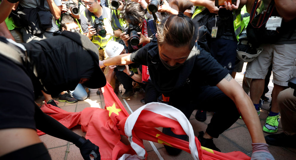 Hong Kong'da göstericiler hükümet binasından indirdikleri Çin bayrağını yaktı