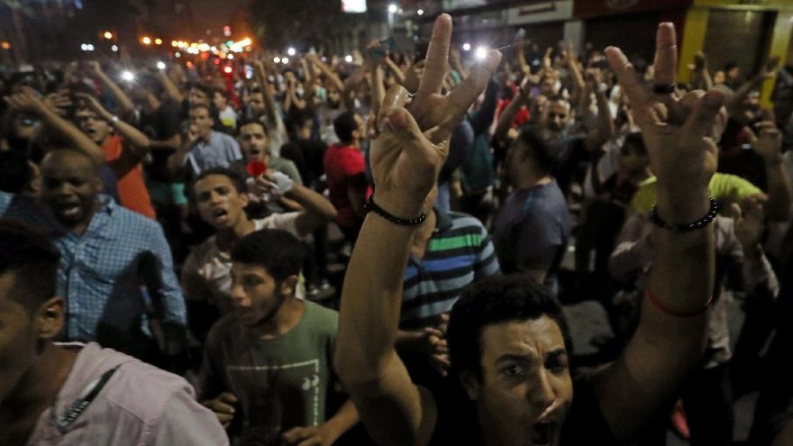 Mısır'da Korku duvarı yıkıldı! Darbeciye karşı halk sokaklarda: Çok sayıda gözaltı var
