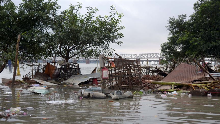 Hindistan'da şiddetli yağışlar etkisini sürdürüyor