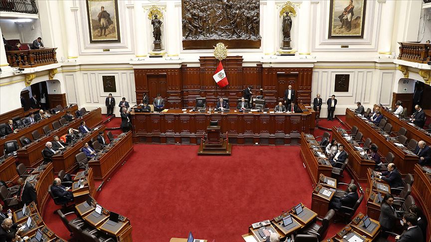 Peru’da Devlet Başkanı Kongre'yi, Kongre de Devlet Başkanı’nı feshetti