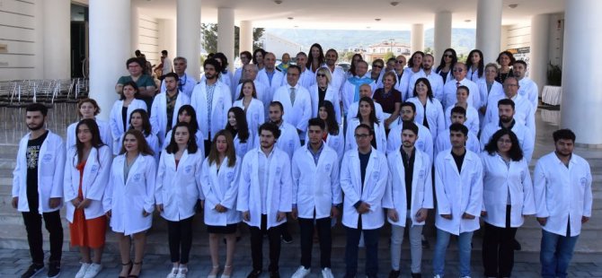 Girne Üniversitesi Tıp Fakültesi öğrencilerinin beyaz önlük giyme heyecanı