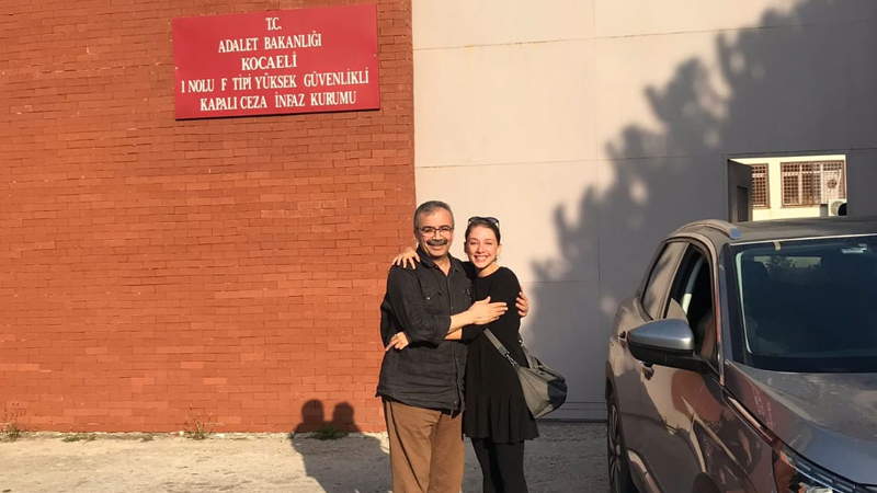 Sırrı Süreyya Önder cezaevinden çıktı: "Bir yanımız hep içeride"