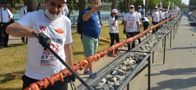 233.6 metrelik şişte et pişiren Adanalı kebapçı Guinness Rekorlar Kitabı’na girdi