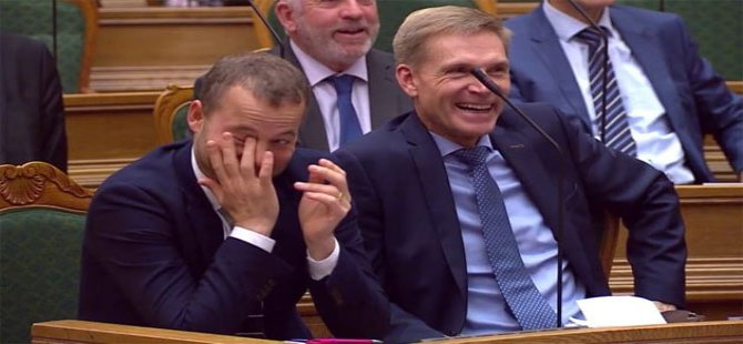 Danimarka parlamentosunda kahkaha tufanı: Fil ve en yakın dostu deveyi ayıramazdık (Video)