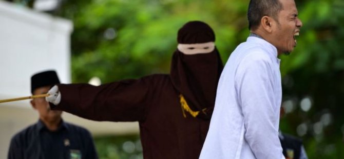 Endonezya'das zinayla ilgili düzenlemelerin çıkarılmasına katkıda bulunan konsey üyesi zinadan kırbaçlandı
