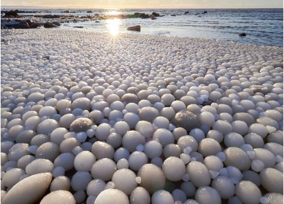 Finlandiya'da plaj, yumurta şeklinde buz toplarıyla kaplandı